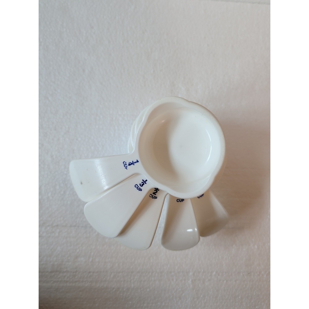 Tupperware 5 Measuring Cups Set 3479C-3483C White Curved Handles 1/4 to 3/4 Cup